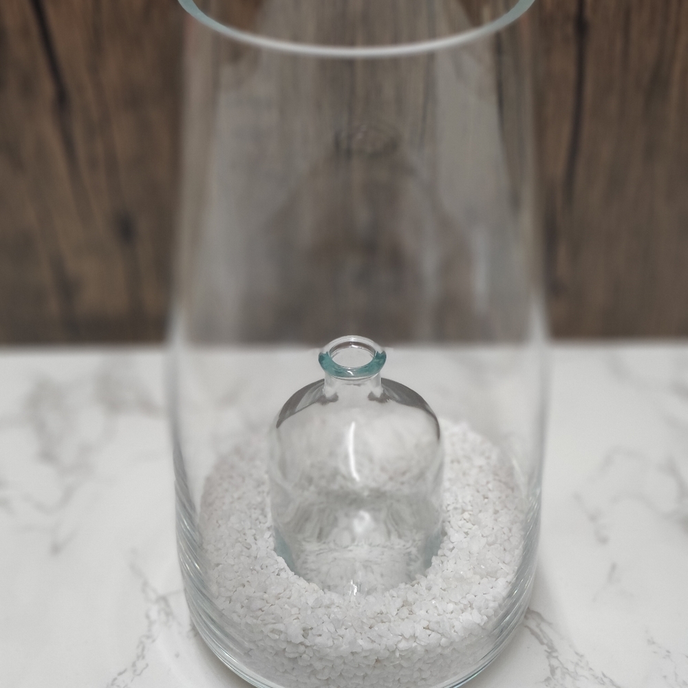 GLASS VASE WITH WHITE ROCKS. SMALL GLASS INSERTED IN MIDDLE OF VASE. - Picture 7 of 10